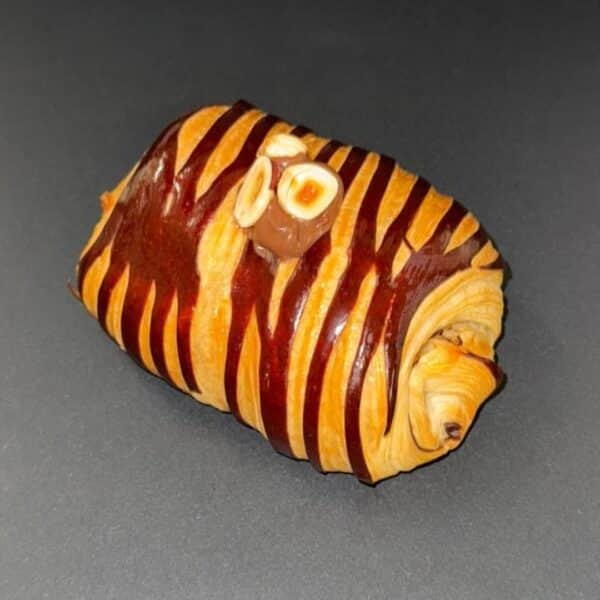 Chocolatine choco-noisette — Un plaisir intense, garni de chocolat fondant et de noisettes