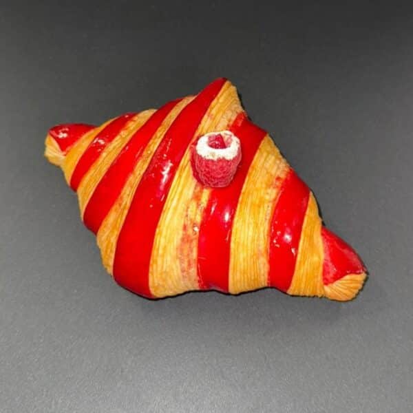 Croissant Framboise, pur beurre, garni d’une onctueuse crème à la framboise.