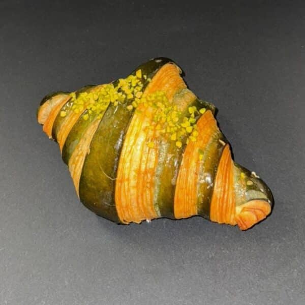 Croissant pistache, pur beurre, garni d’une onctueuse pâte à tartiner à la pistache.